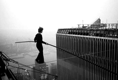 story-petdiv Philippe Petit at WTC (New York 1974, © Jim Moore)